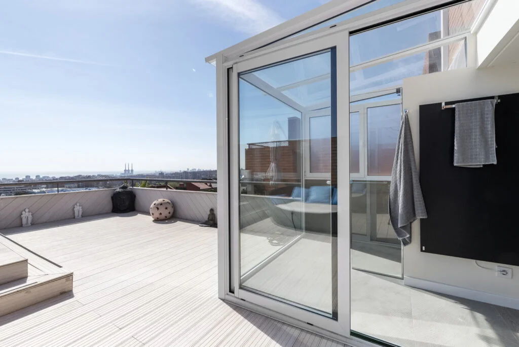 /wp-content/themes/selarom-ftm/assets/images/services/banos/bano-terraza-cerramiento.png