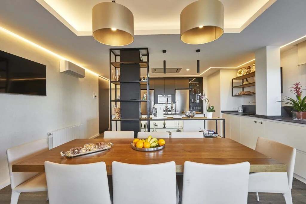 /wp-content/themes/selarom-ftm/assets/images/services/cocinas/cocina-blanca-selarom-silla.png