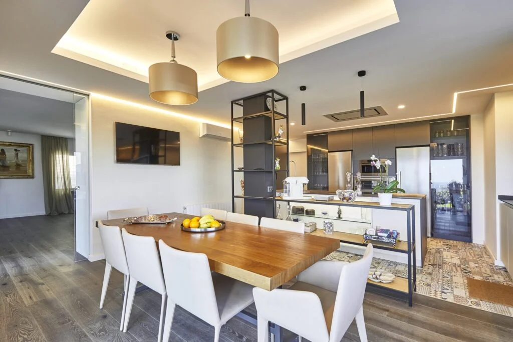 /wp-content/themes/selarom-ftm/assets/images/services/cocinas/cocina-blanca-selarom.png